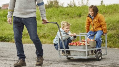 Bestefar og barn leverer epler